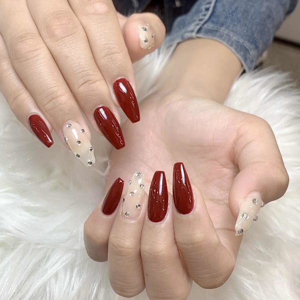 透明×ボルドーが魅せる大人の指先