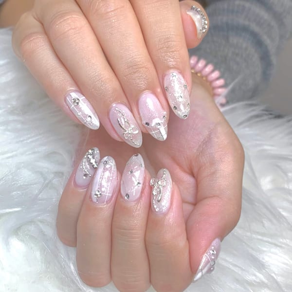 透明感ピンクに煌めくストーンとリボンで上品に