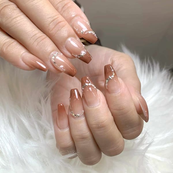 上品なブラウンで魅せる大人の抜け感ネイル