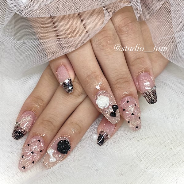 レース×キルティングのガーリーネイル