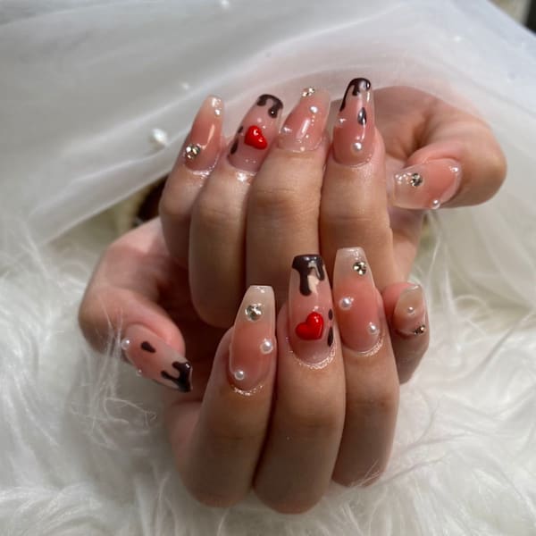 ヌーディーカラーをベースにした大人可愛いバレンタインデザイン