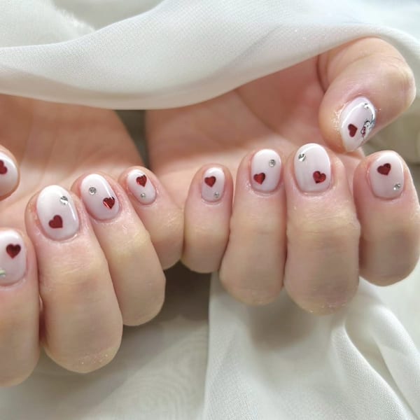 ちゅるん乳白色ベース×赤ハート＆キティネイル