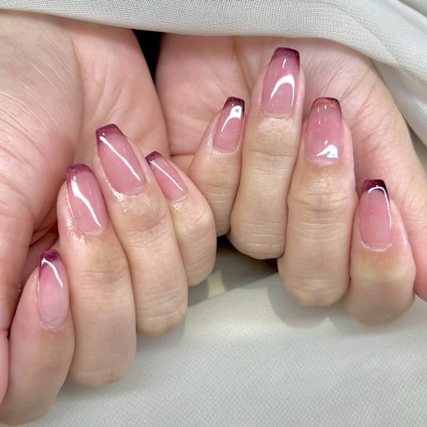 ピンクベージュ×ボルドー細フレンチネイル|Richer表参道 ネイル