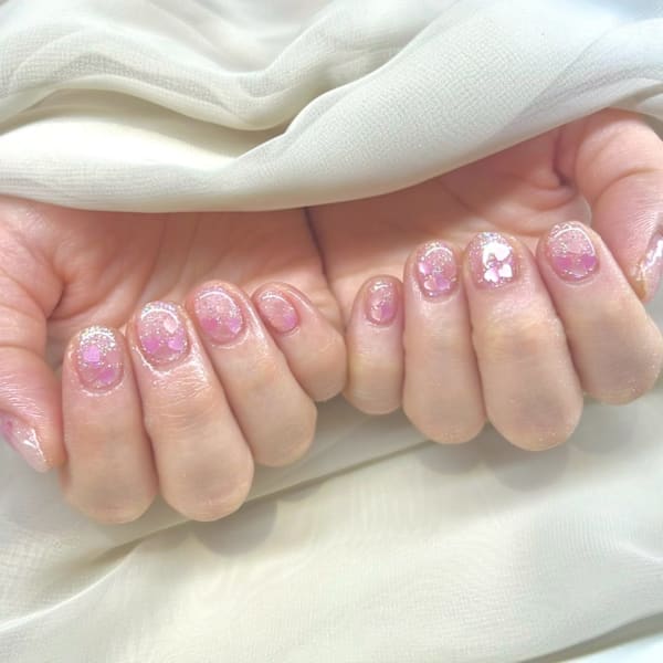 うる艶ピンク×ハートきらめきネイル