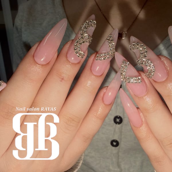 ビジューハートフレームネイル|Nail Salon RAYAS
