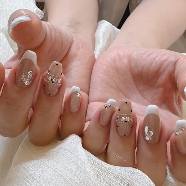ホワイトフレンチ×ビジューネイル
