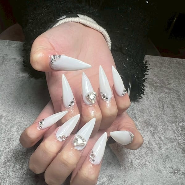 ホワイトのロングネイルとシルバービジュー