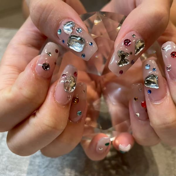 くすみピンクのカラービジューネイル