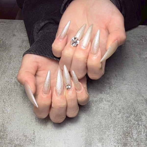 シャンパンラメのロングポイントネイル