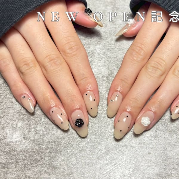 ベージュのドットと白いフラワーネイル