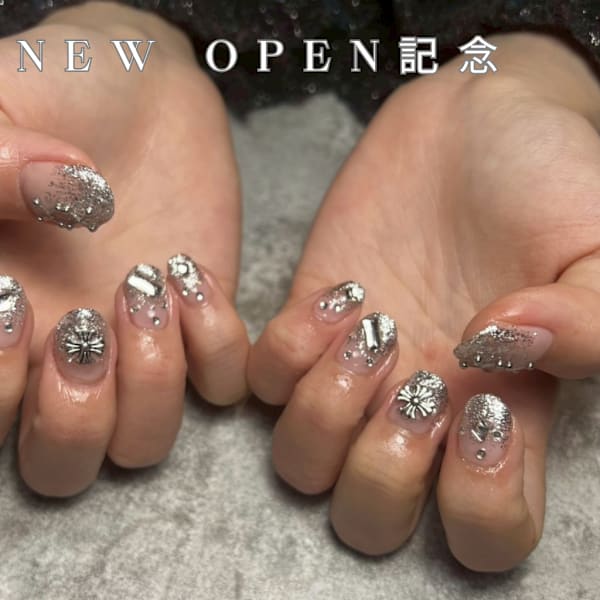 シルバーラメとメタルパーツのショートネイル