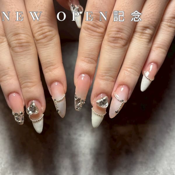 ホワイトフレンチとシルバーチャーム