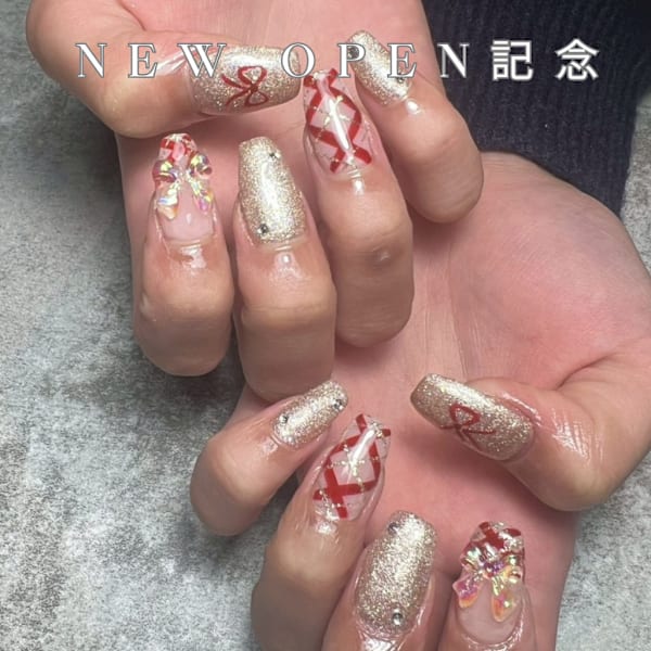 ゴールドラメと赤チェックのリボンネイル