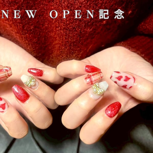 赤ラメのハートとチェックネイル