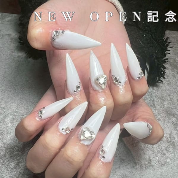 ホワイトのポイントネイルとシルバービジュー