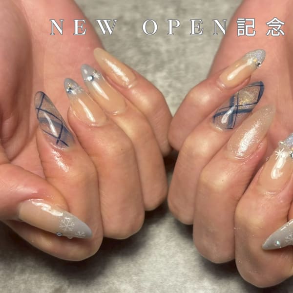 ベージュとグレーの雪の結晶ネイル