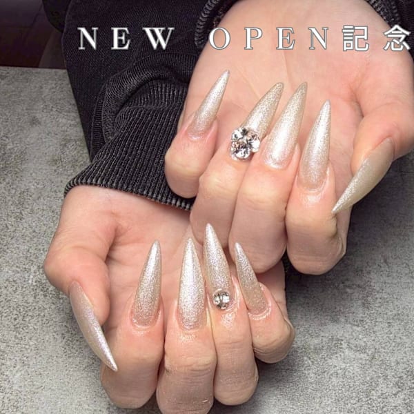 シャンパンラメのロングポイントネイル