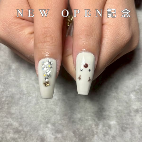 アイボリーと小粒ビジューのポイントネイル