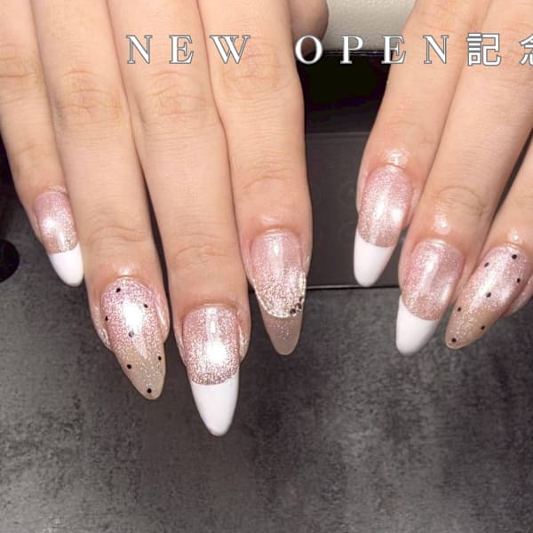 ピンクラメと白フレンチのロングネイル