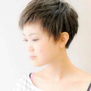 エッジのきいてるベリーショート Broto ブロット のヘアスタイル 美容院 美容室を予約するなら楽天ビューティ