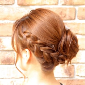 定番人気 編みこみサイドアップ 結婚式２次会アップスタイル Broto ブロット のヘアスタイル 美容院 美容室を予約するなら楽天ビューティ