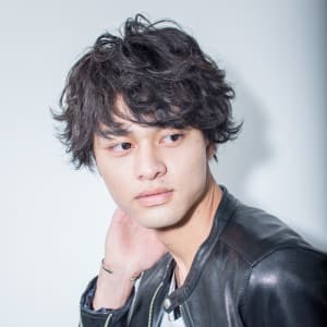 メンズのオススメ順 パーマ 外国人風 レイヤーの髪型 ヘアスタイル 楽天ビューティ