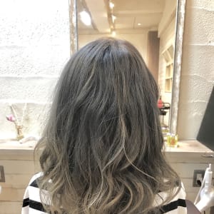 グラデーションカラー グレーアッシュ Fix Hair なんば フィックスヘアーナンバ のヘアスタイル 美容院 美容室を予約するなら楽天ビューティ