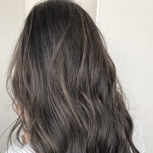 外国人風ハイライトグレージュ Atoz大船 アズオオフナ のヘアスタイル 美容院 美容室を予約するなら楽天ビューティ