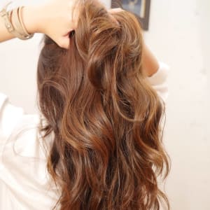 品のある明るい髪色にされたい方に 50代からの髪と肌を蘇らせる美容室 エステ サロンauthen ゴジュウダイカラノカミトハダヲヨミガエラセルビヨウシツアンドエステサロンオーセン のヘアスタイル 美容院 美容室を予約するなら楽天ビューティ