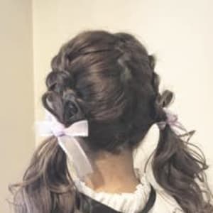 ツインテール 編み込み ハートアレンジ リボンアレン Salon De Favori サロンドファヴォリ のヘアスタイル 美容院 美容室を予約するなら楽天ビューティ