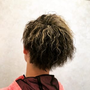 ツイストパーマ 金メッシュ Supreme シュプリーム のヘアスタイル 美容院 美容室を予約するなら楽天ビューティ