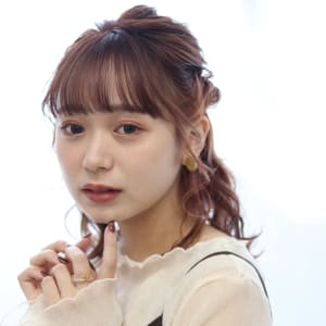 ミディアム ハーフアップ ヘアアレンジ Hair Resort Valentine ヘアリゾートバレンタイン のヘアスタイル 美容院 美容室を予約するなら楽天ビューティ