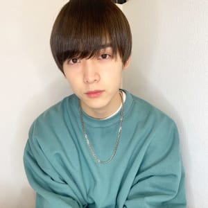 マッシュ ナチュラルに色気をプラスするセンターパート。 ノーセットでも