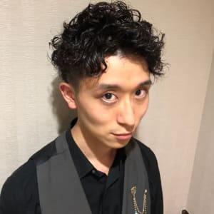 外国人風クルクルパーマスタイル ヒロ銀座ヘアーサロン 新橋 日比谷口店 ヒロギンザヘアーサロンシンバシヒビヤグチテン のヘアスタイル 美容院 美容室を予約するなら楽天ビューティ