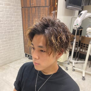 メンズのオススメ順 パーマ 外国人風 グラデーションカラーの髪型 ヘアスタイル 楽天ビューティ メンズのオススメ順 パーマ 外国人風 グラデーションカラーの髪型 ヘアスタイル 楽天ビューティ