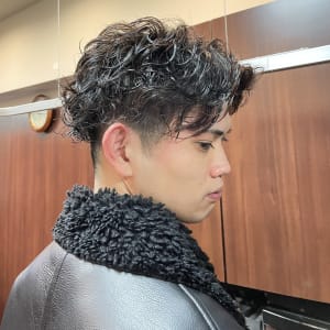 コムドットやまと風 センタパート スパイラルパーマ Hiro Ginza 新橋店 理容室 ヒロギンザシンバシテン のヘアスタイル 美容院 美容室を予約するなら楽天ビューティ