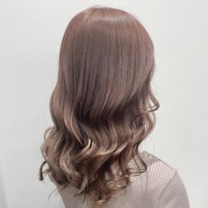 Milk 岩瀬萌 ミルクティーピンクベージュ 韓国巻き Milk By Ura ミルクバイウラ のヘアスタイル 美容院 美容室を予約するなら楽天ビューティ
