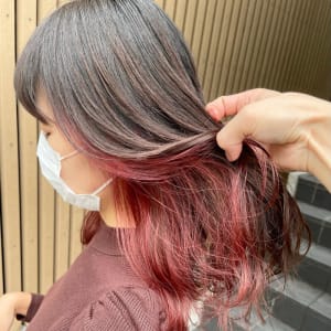 インナーカラーピンク ブリーチなしミルクティーベージュ Act 表参道店 アクト オモテサンドウテン のヘアスタイル 美容院 美容室を予約するなら楽天ビューティ