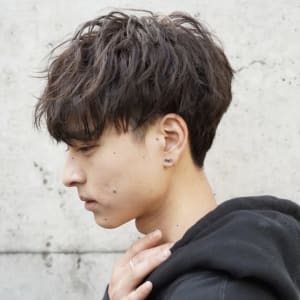 くせ毛風マッシュショート ソフトツーブロック ダークブラウン Men S Hair Tokyo 表参道 メンズヘア トーキョー オモテサンドウ のヘアスタイル 美容院 美容室を予約するなら楽天ビューティ