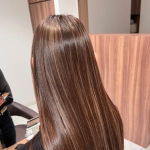 白髪特化美容師】栗田担当/白髪ぼかしハイライトカラー | Ash 茗荷谷店(アッシュ ミョウガダニテン)のヘアスタイル | 美容院・美容 室を予約するなら楽天ビューティ