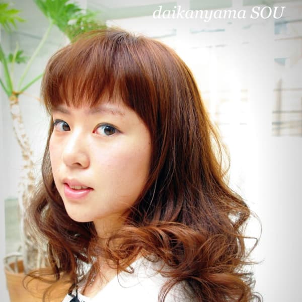 豊かな動きのあるカールが形づくるオトナのラブリーhair 