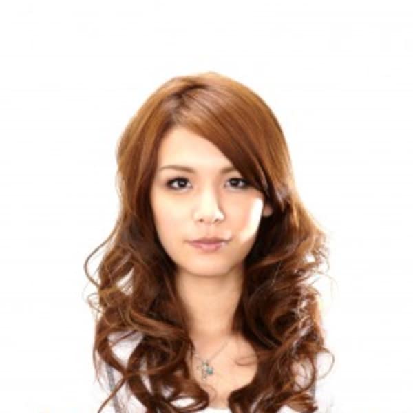 ブロンドカラーのリッジパーマスタイル