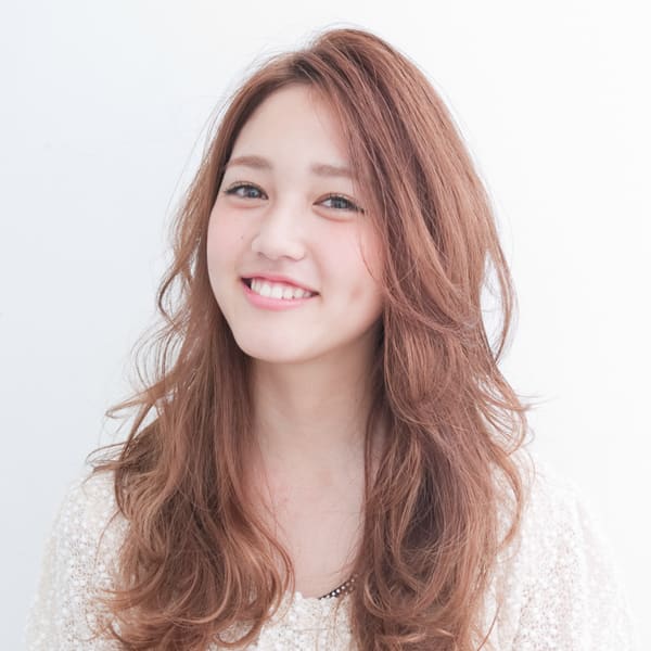 ほどけるようなウェーブが優しい動きのあるリアルパーマ