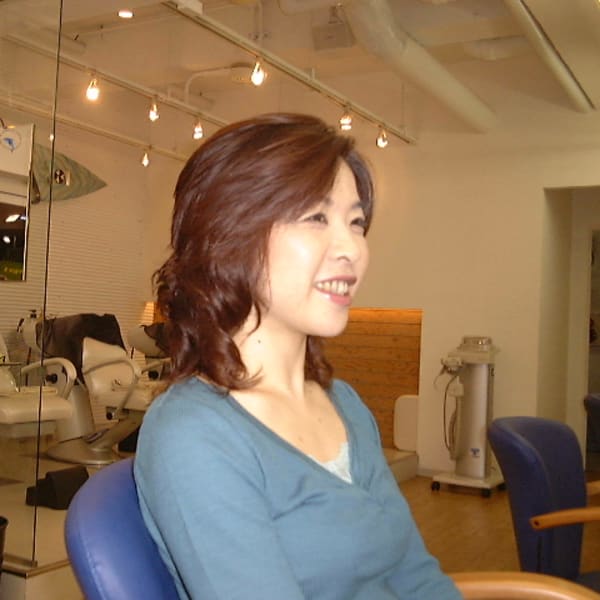 ミディアムカールレングスのピンクベージュ