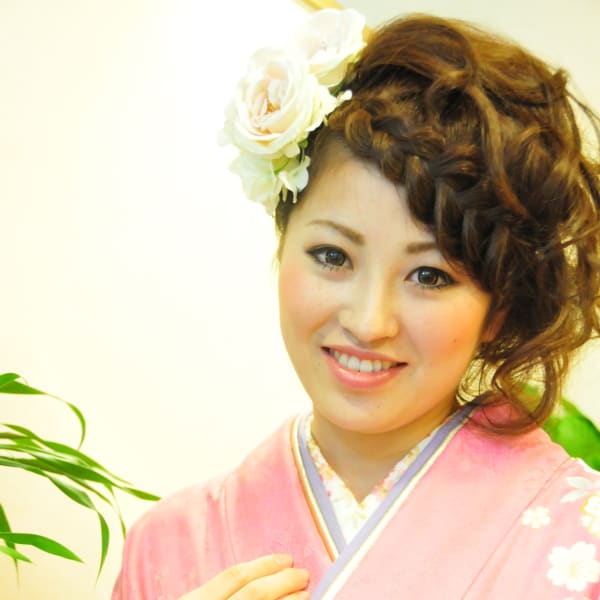 振り袖に合わせた華やかなサイドアップ☆