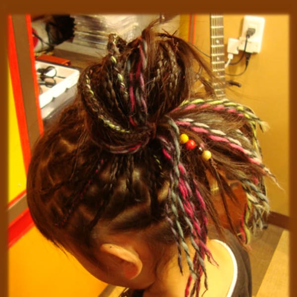 毛糸を編みこんだコーンロウー＆ブレーズスタイル②
