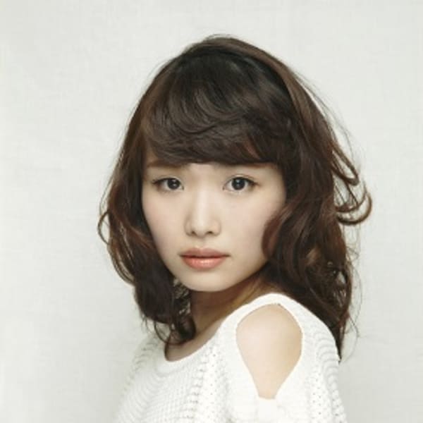 大人女子の無造作に重なる抜け感ウェーブ|KIMIDORI