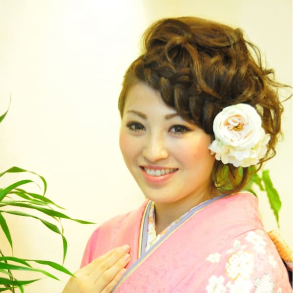振り袖に合わせた華やかなサイドアップ★