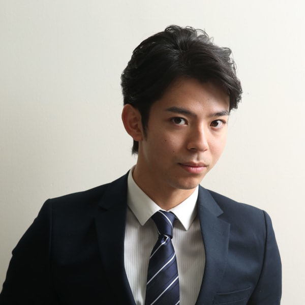 ソフトな一面を覗かせるデキる男のきれいめレイヤー