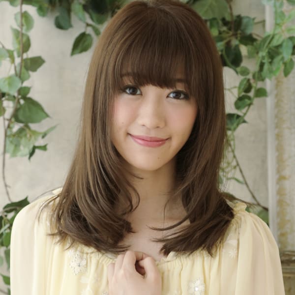 ツヤ感と清らかさが共存した揺れ感内巻きセミロング